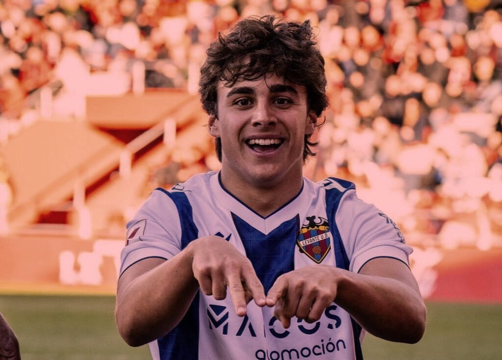 Carlos Álvarez, celebrando un gol