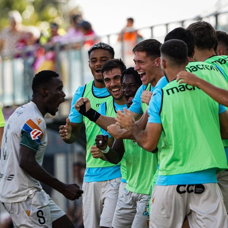 El CD Castellón celebra un gol de Mamah