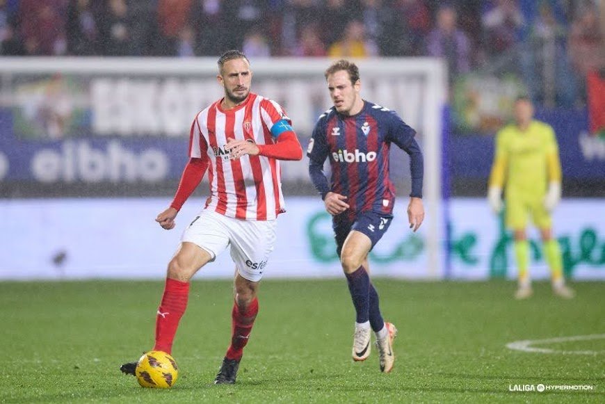 Eibar y Sporting, en un partido de la temporada pasada