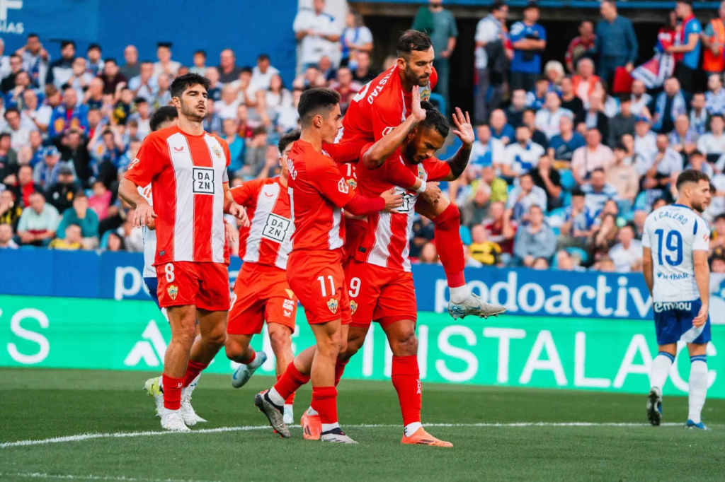 El Almería celebra un gol de Luis Suárez