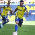 Iza conduce ante el Racing de Santander