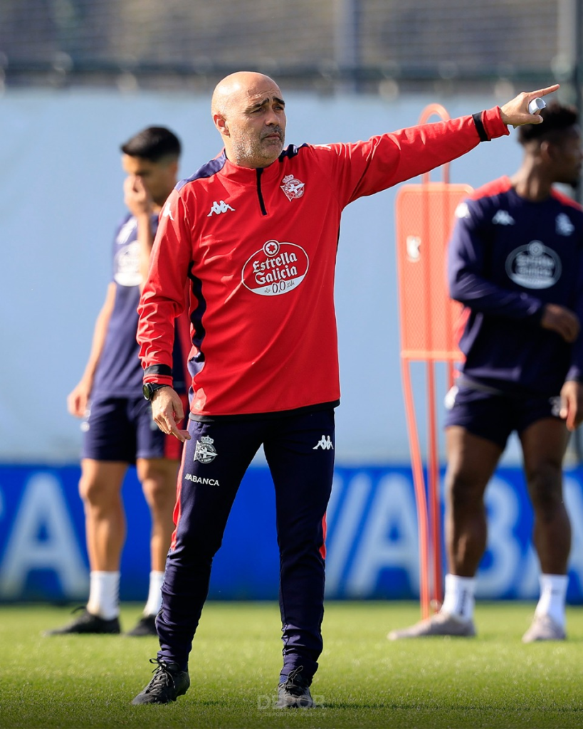 Gilsanz da órdenes en un entrenamiento