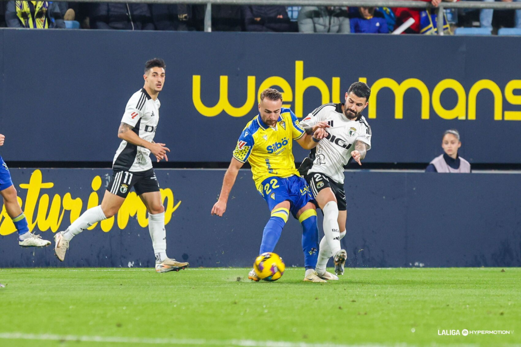 Sancris observa una disputa en un encuentro del Burgos ante el Cádiz