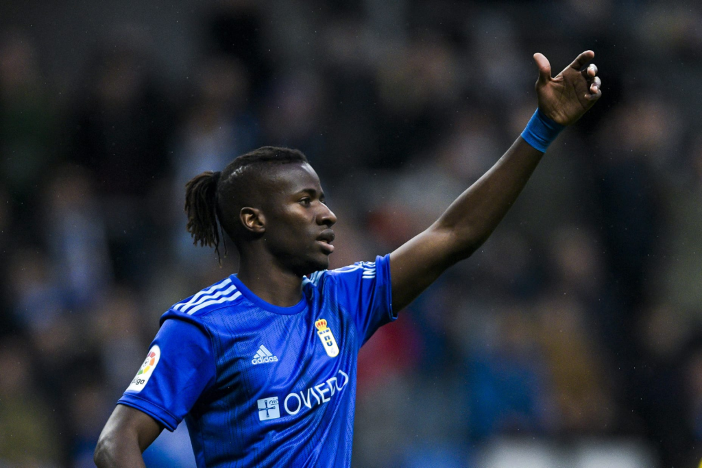 Ibrahima Balde, en su etapa con el Oviedo, calienta el derbi asturiano