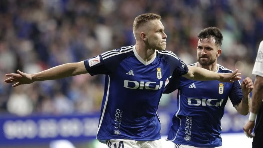 Alemao celebra el gol del empate del Oviedo.