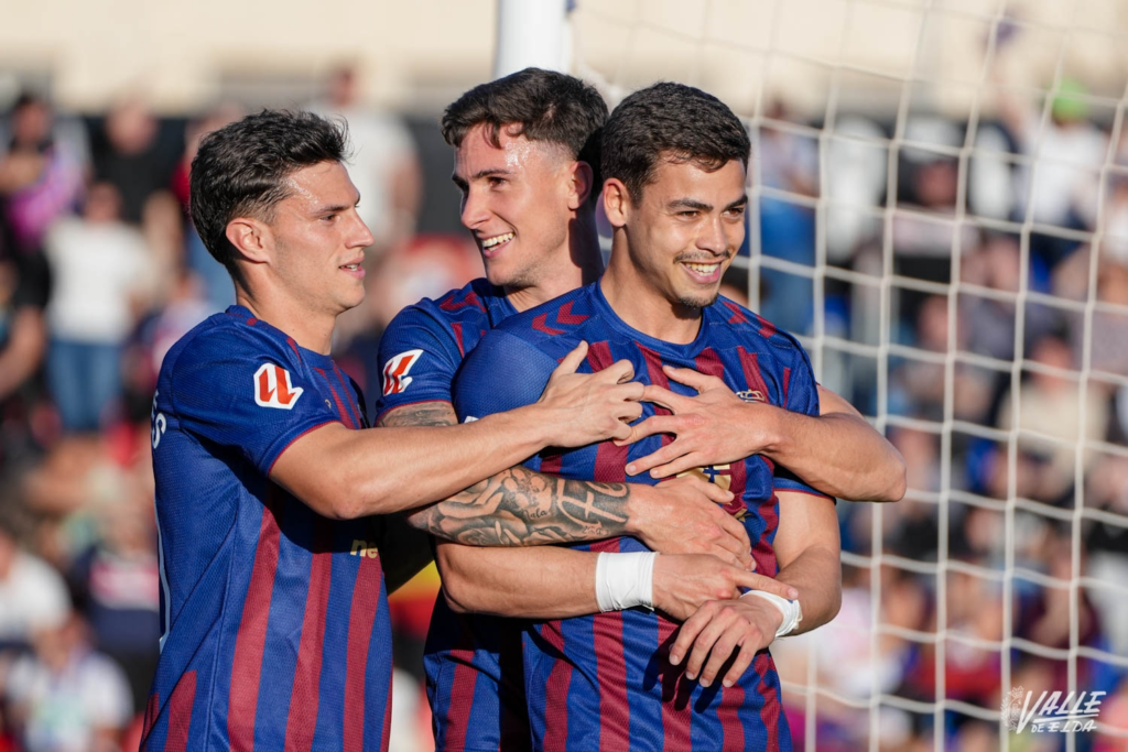 Los jugadores del Eldense celebran el gol de Masca.