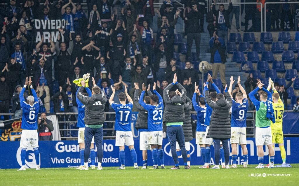 El Oviedo agradeciendo a su afición