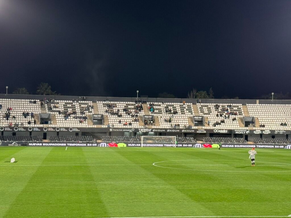 El estadio del Cartagena presentó un aspecto desolador.