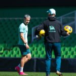 En el Racing siempre cambian al mismo 2 Arana pelo rubio Racing de Santander