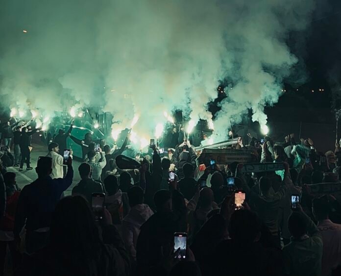 Aficionados recibiendo al conjunto franjiverde - Ismael Martínez