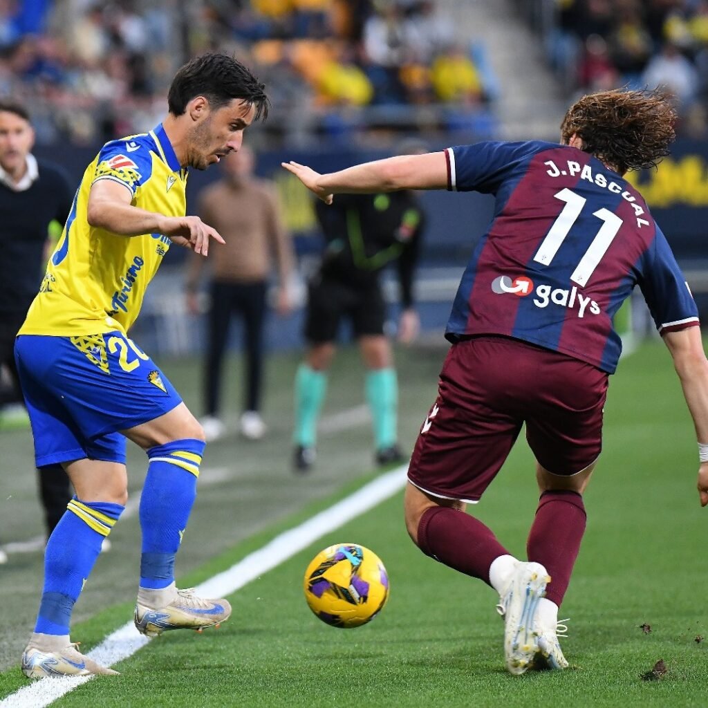 Iza y Pascual disputan un balón en el Cádiz - Eibar