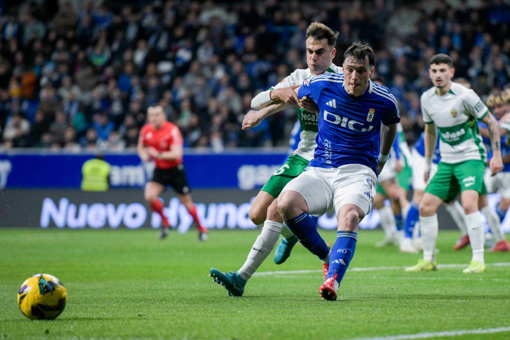 Fede Viñas, en un partido con el Oviedo