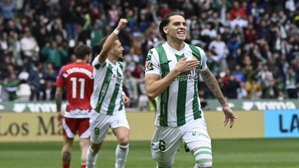 Álex Sala celebra uno de los goles del Córdoba