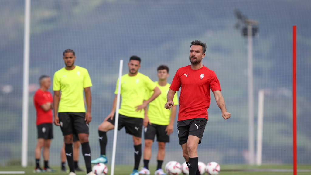 Rubén Albés en un entrenamiento del Sporting