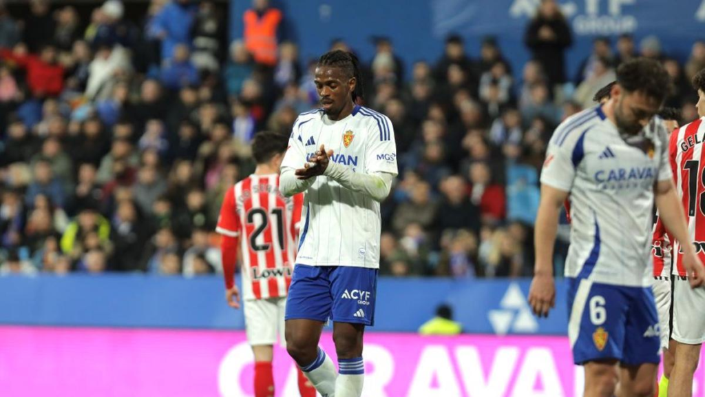 Jair aplaude en el partido del Zaragoza ante el Sporting
