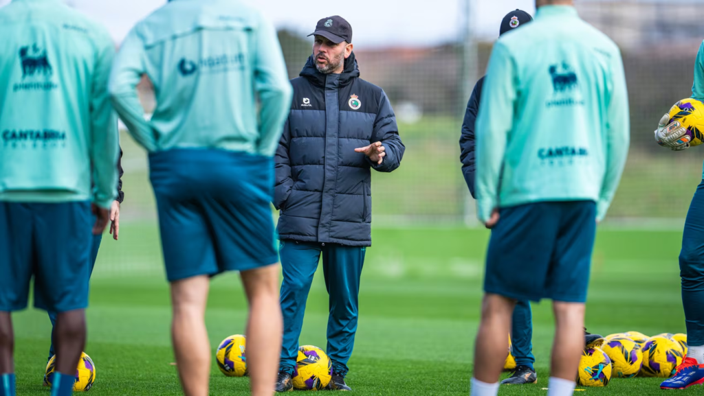 El entrenador del Racing denuncia las amenazas recibidas por su familia