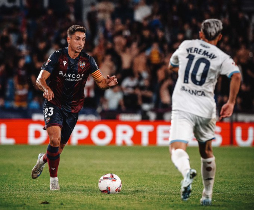 Pablo Martínez, ejerciendo de capitán ante el Deportivo con el Levante