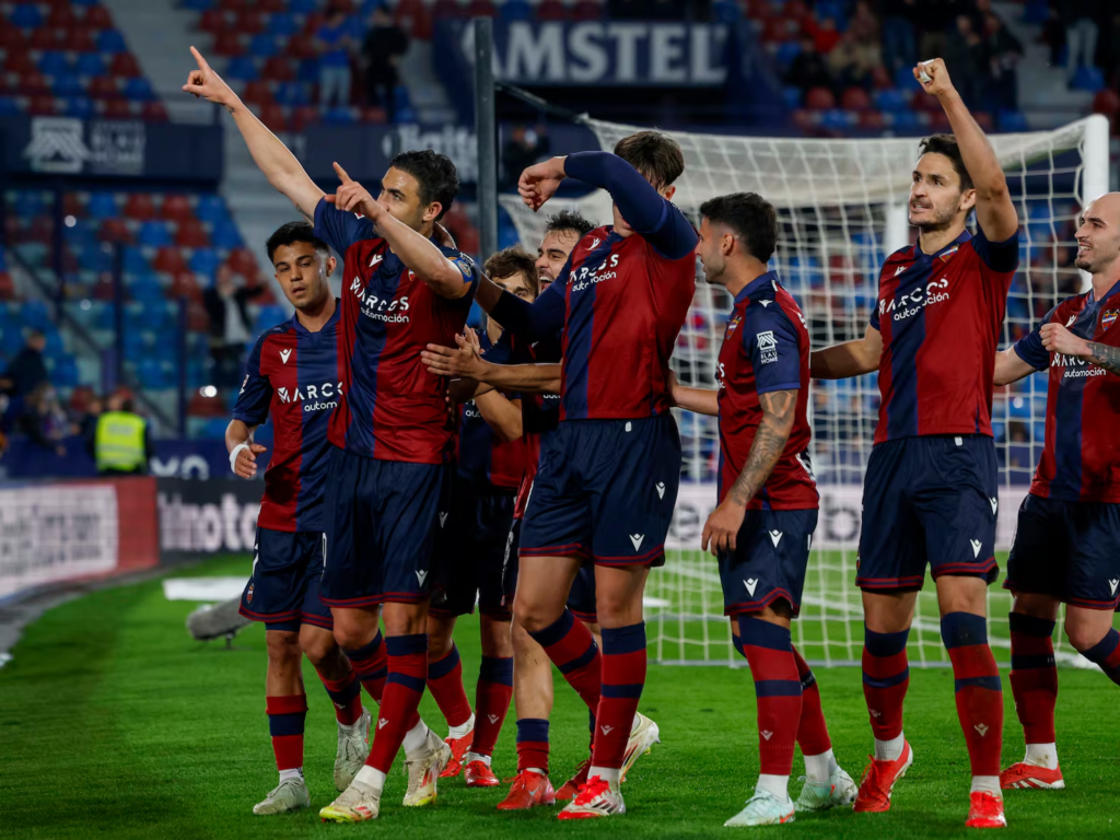 El Levante celebra la goleada ante el Cartagena