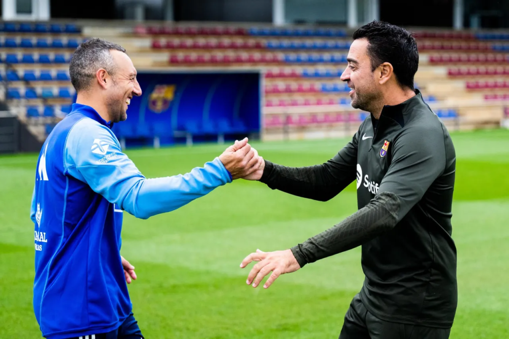 Cazorla saluda a Xavi ya en su etapa en el Real Oviedo