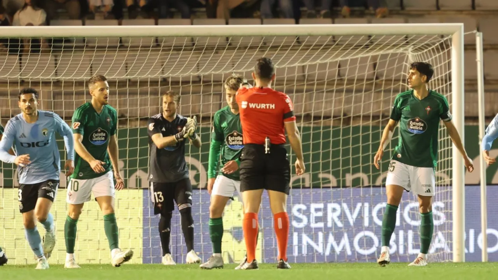 Yoel Rodríguez anima a sus compañeros del Racing de Ferrol