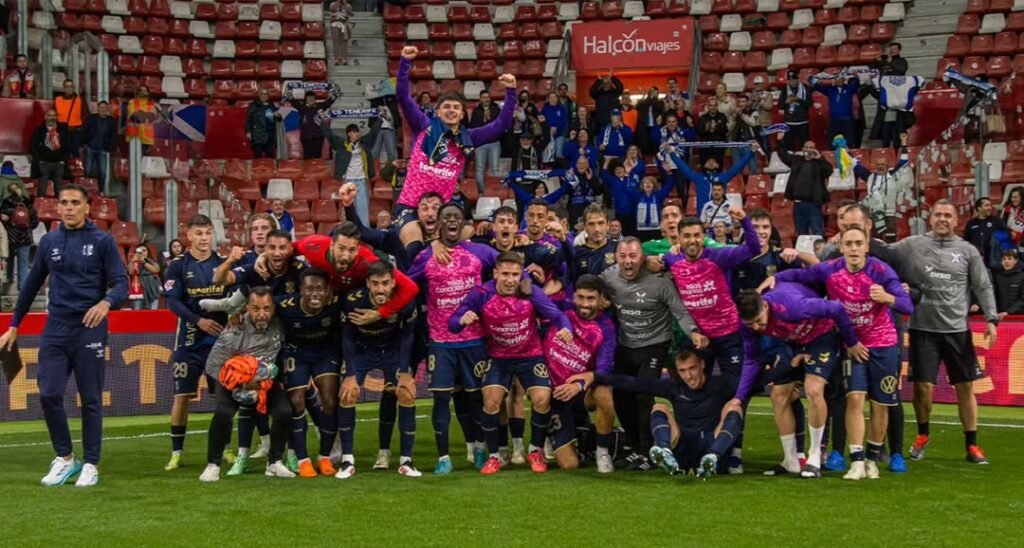 El Tenerife celebra su victoria ante el Sporting en El Molinón
