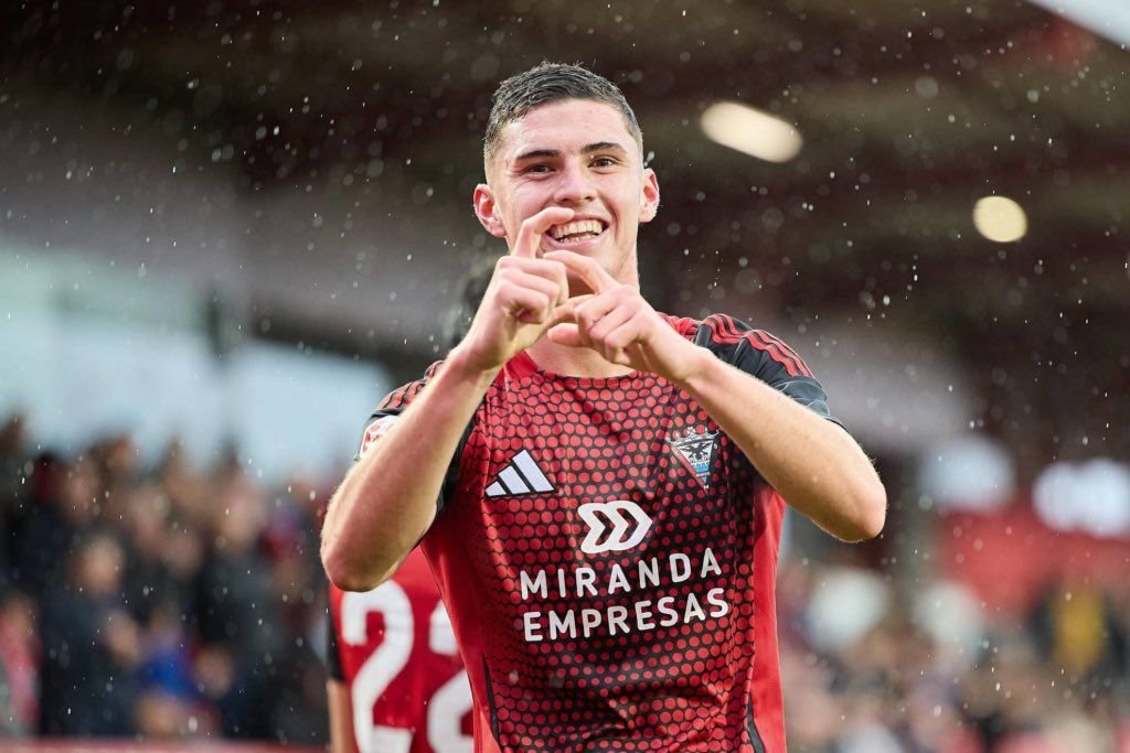 Panichelli celebra un gol con el Mirandés