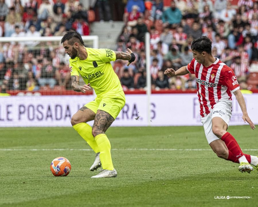 Lance entre Álex Millán y Nacho Méndez en el Sporting - Cartagena.