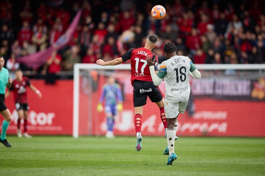 Izeta y Lottin luchan un balón en el Mirandés - Castellón
