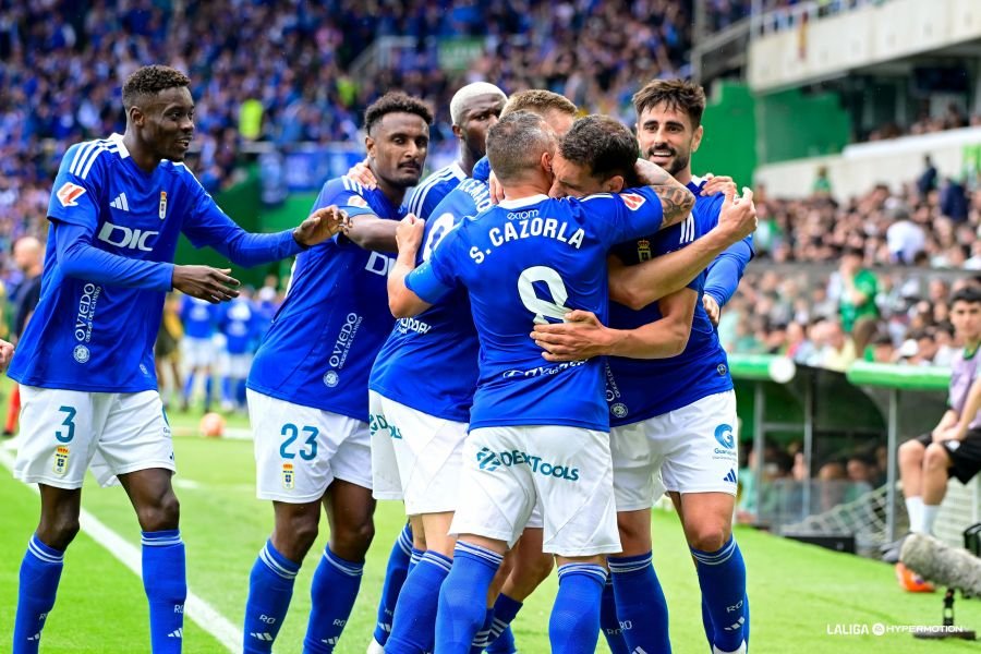 Celebración del Real Oviedo de su gol ante el Racing