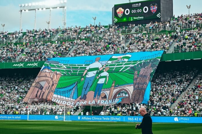 La afición franjiverde con un tifo el pasado sabado / Elche CF