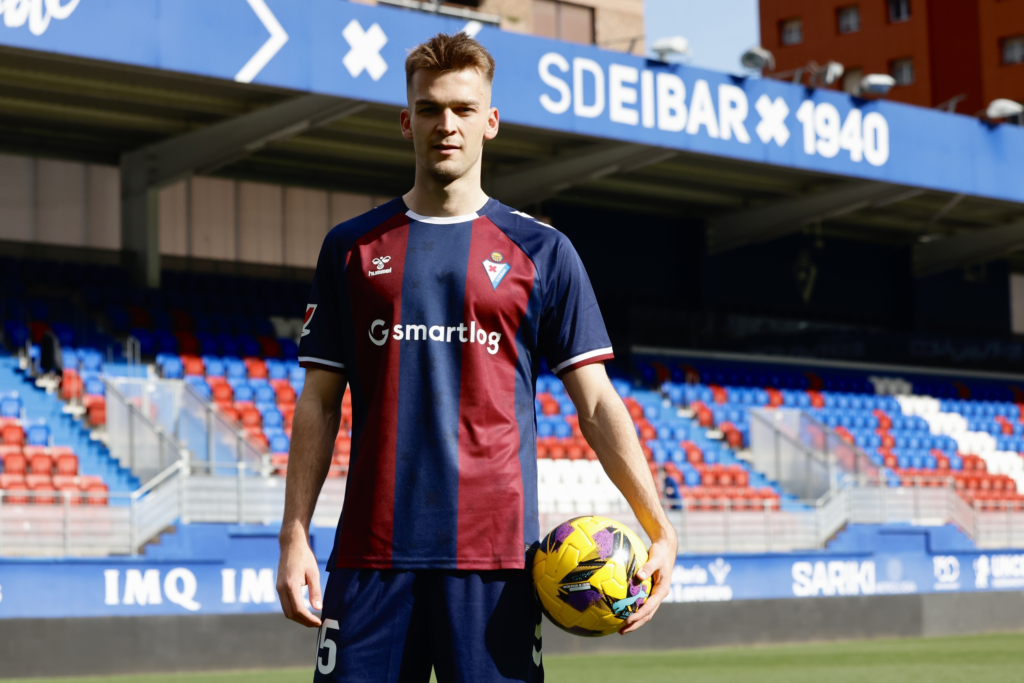 El Eibar quiere renovar a Arnau Comas, pero tiene competencia