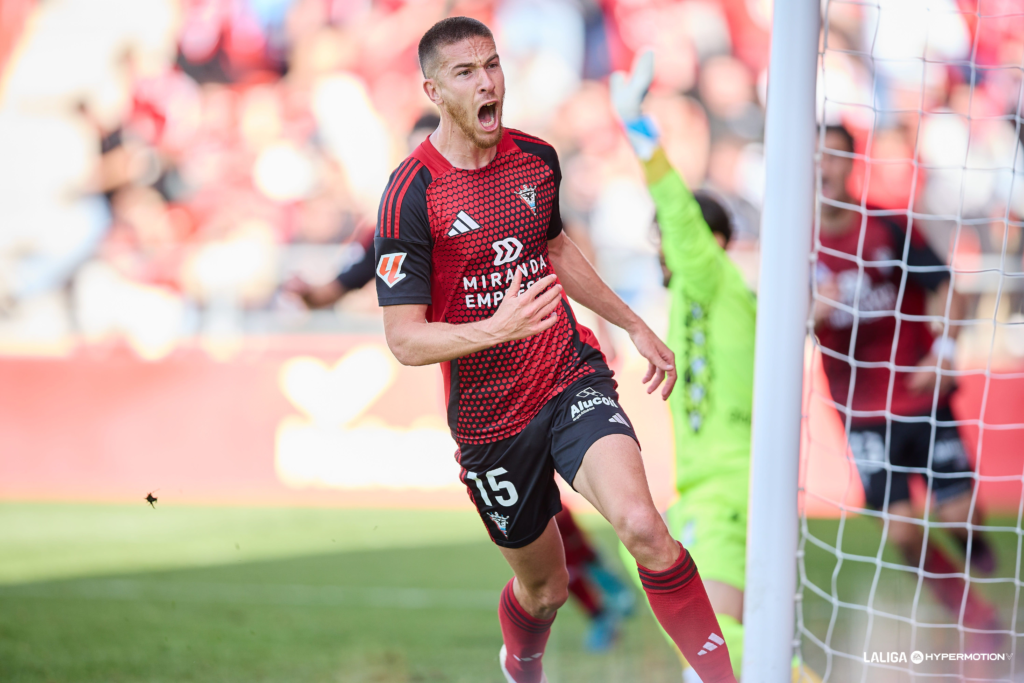 Tomeo celebra su último gol con el Mirandés
