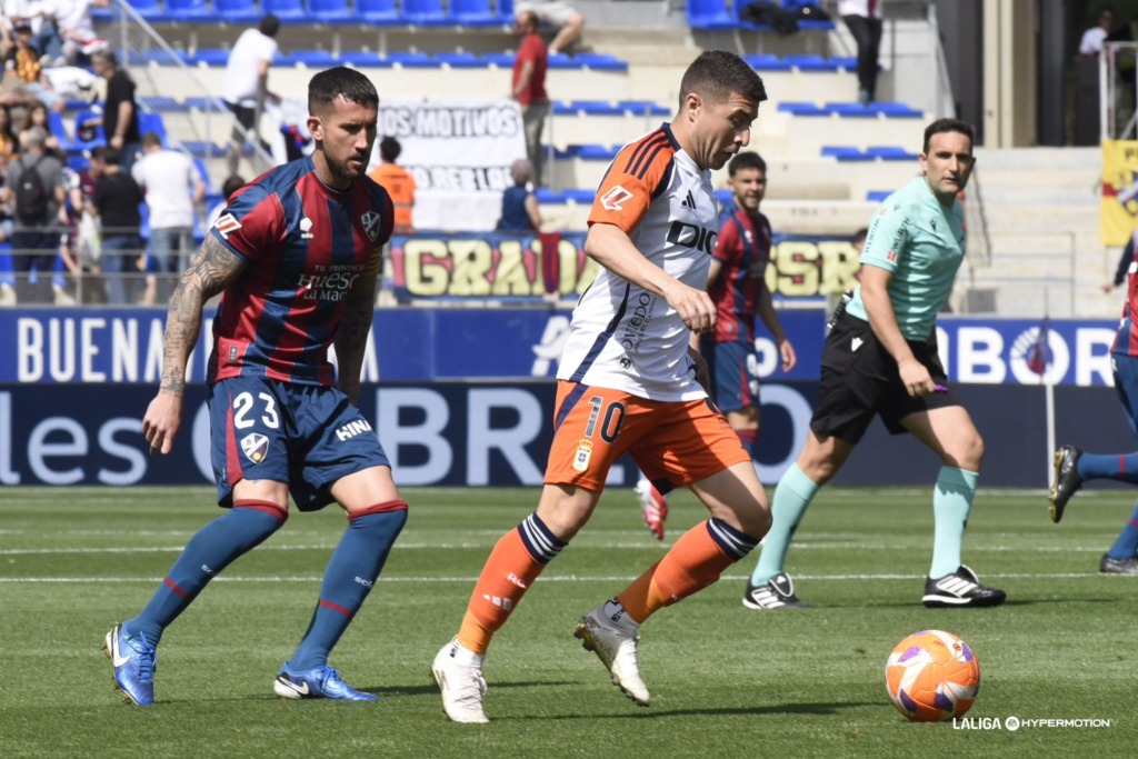 Acción del partido entre Huesca y Oviedo