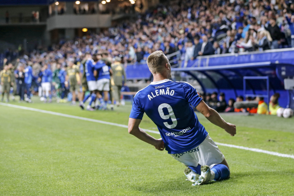 Alemao celebra un gol con el Real Oviedo
