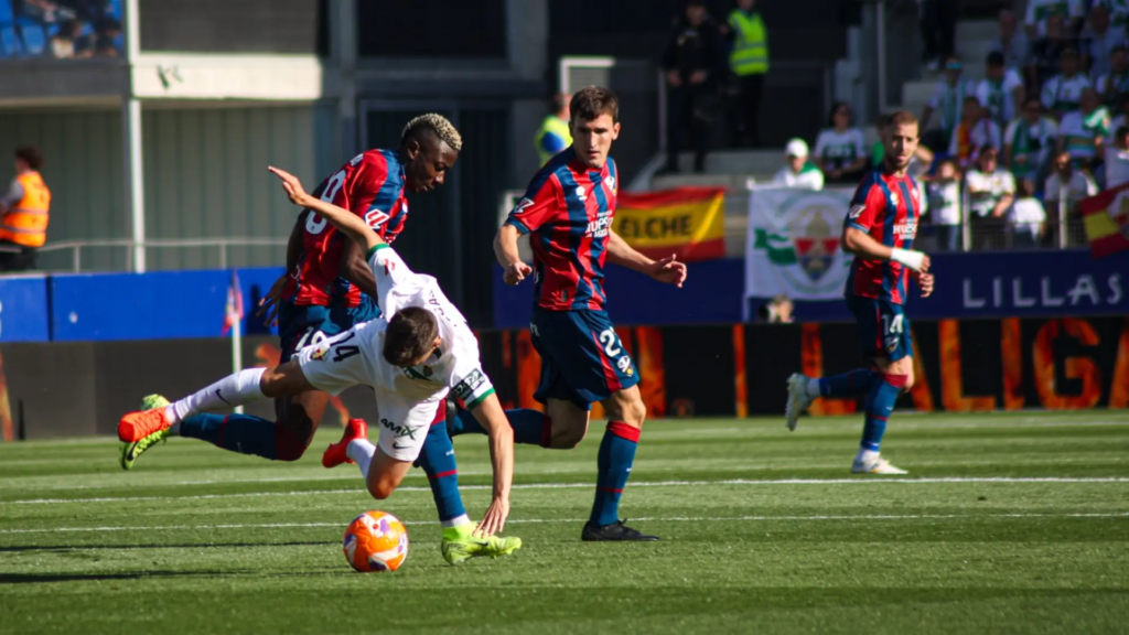 Lance del partido entre Huesca y Elche