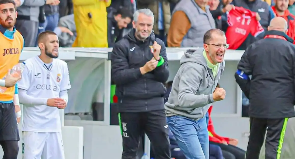 Romero, dando instrucciones desde la banda con el Ceuta