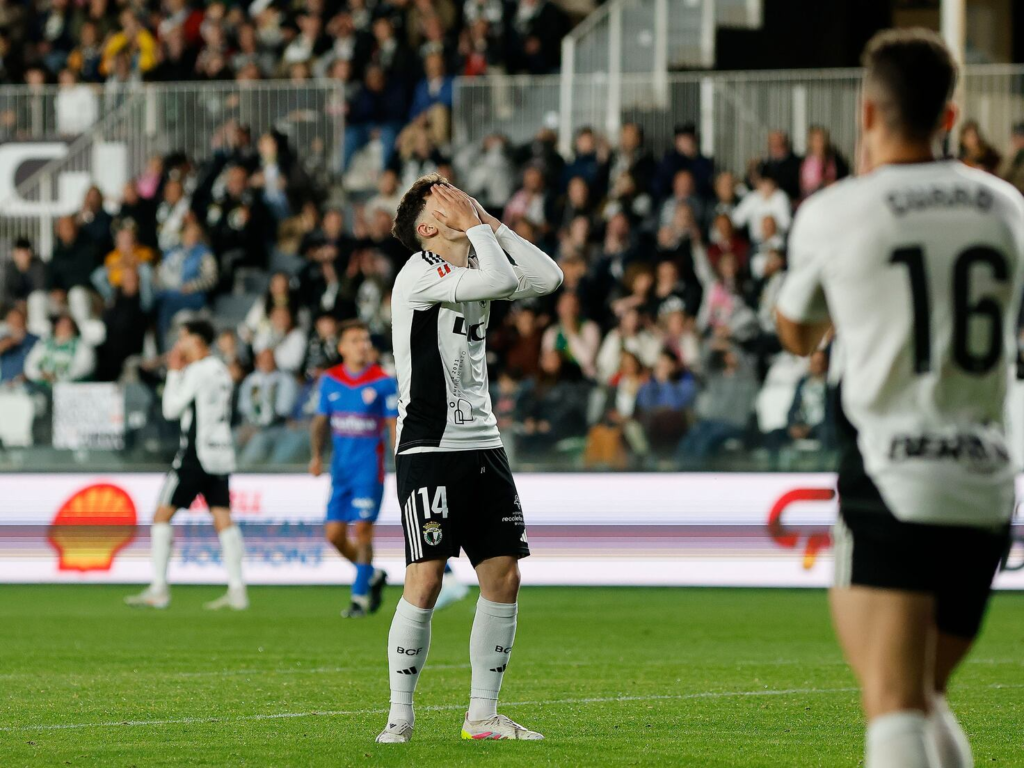 Curro, en plano más cercano, en un partido con el Burgos