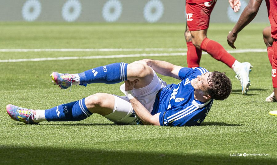 Fede Viñas se dolía de su rodilla en el Oviedo - Zaragoza