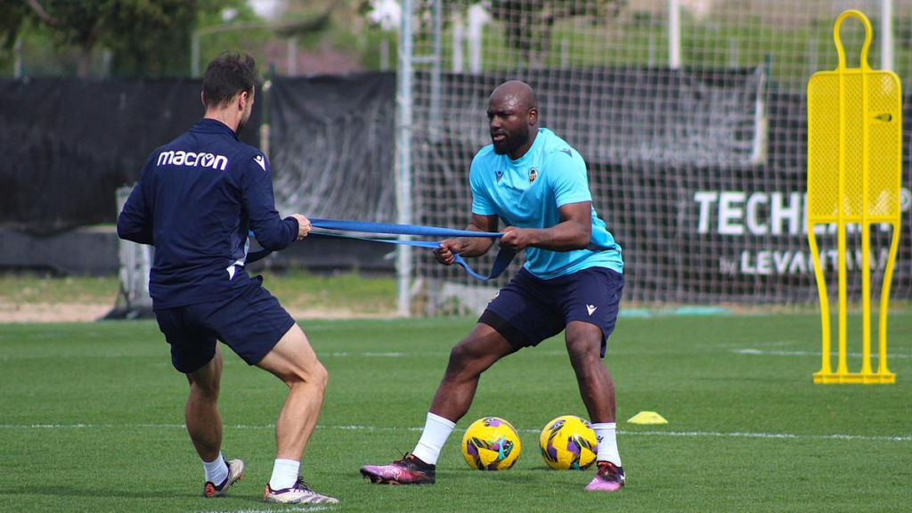 Jetro Willems,, en un entrenamiento con el Castellón