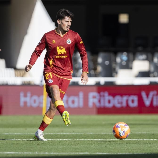 Unai Vencedor, en una acción con el Racing ante el Cartagena
