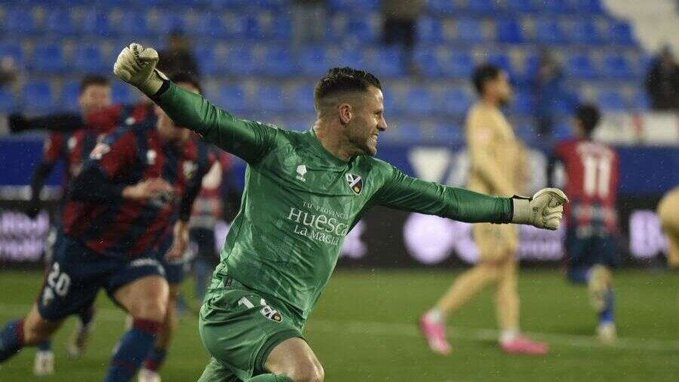 Dani Jiménez, cerca de hacerse con el Trofeo Zamora para el Huesca