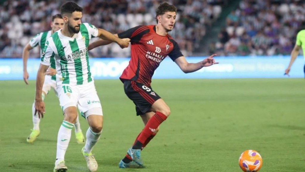 Lance del encuentro entre Mirandés y Córdoba