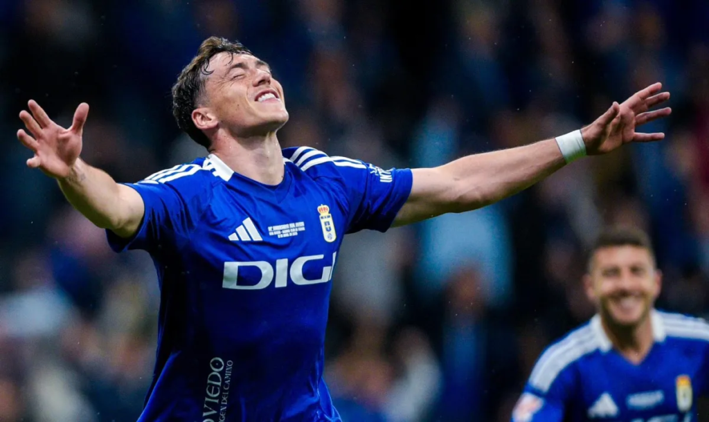 Fede Viñas celebra un gol con el Oviedo