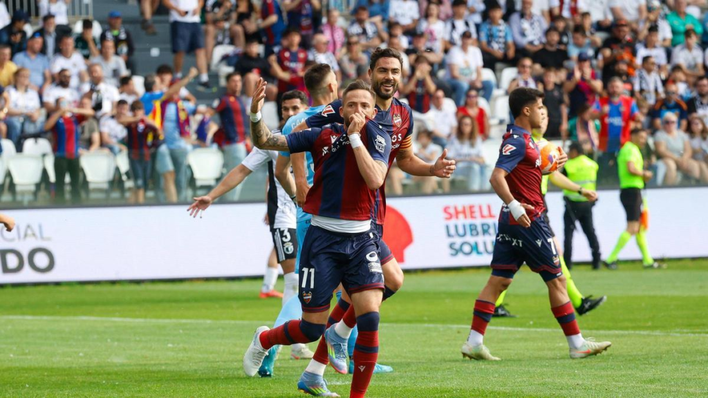 Morales celebra su gol para el Levante en El Plantío