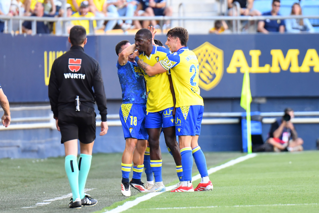 Diakité celebrando uno de los goles del Cádiz ante el Huesca
