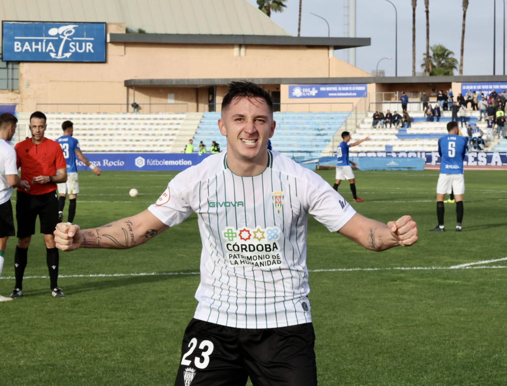 Carracedo celebra un gol del Córdoba en 1RFEF