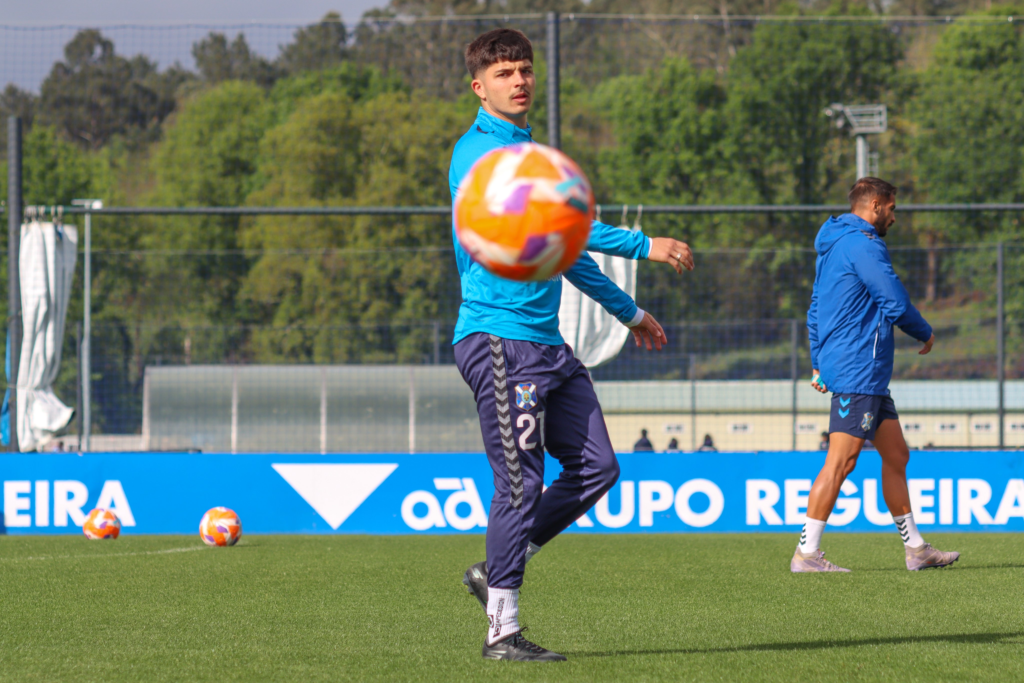 Teto, en un entrenamiento con el Tenerife, interesa al Burgos