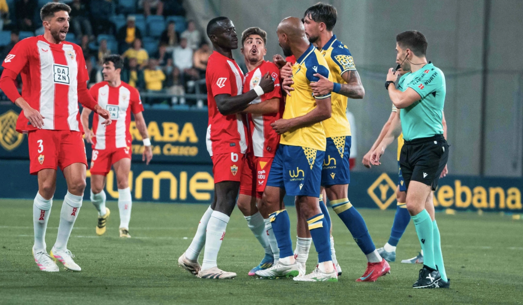 Lance del encuentro entre el Cádiz y el Almería con el colegiado dispuesto a sancionar