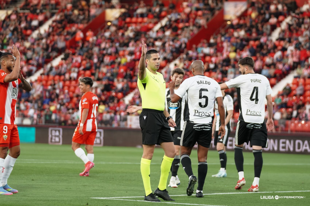 Puric, al fondo, en el partido del Racing de Ferrol ante el Almería