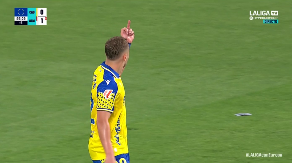 Ontiveros, del Cádiz, hace una peineta a la afición del Almería